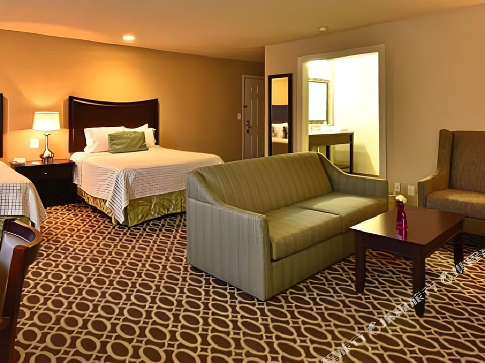 Sunday House Inn and Suites Hotel in Fredericksburg