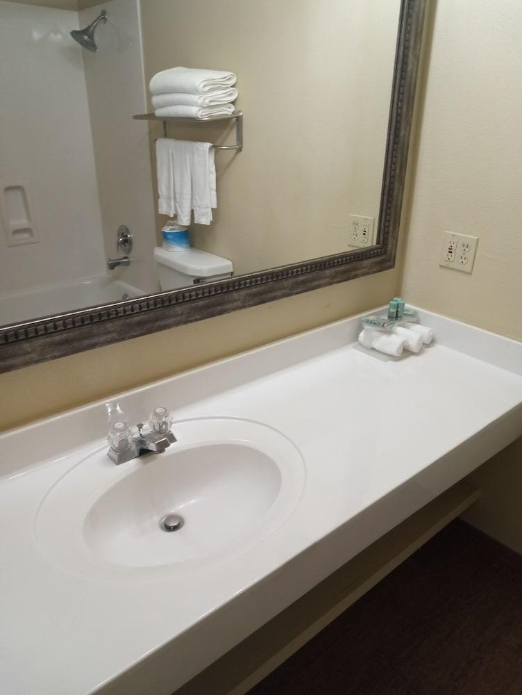Sunday House Inn and Suites Hotel in Fredericksburg