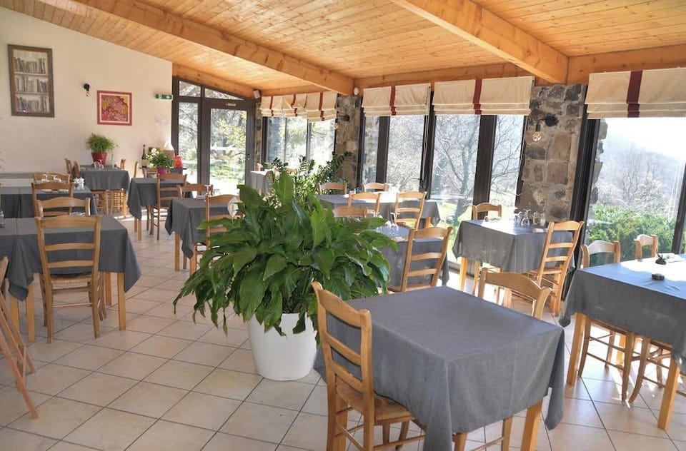 Logis Hotel-Restaurant la Mere Biquette Hotel in Provence-Alpes-Côte d'Azur