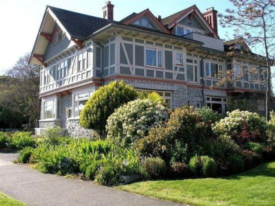 Dashwood Manor Seaside Bed & Breakfast Hotel in Victoria