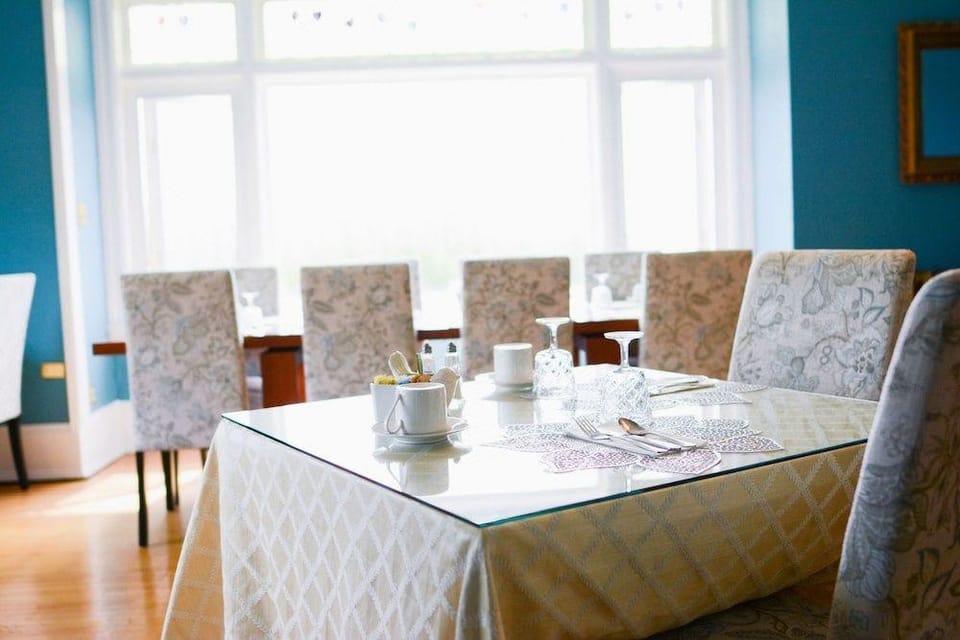 Dashwood Manor Seaside Bed & Breakfast Hotel in Victoria