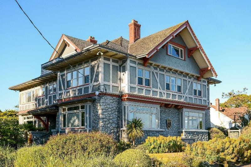 Dashwood Manor Seaside Bed & Breakfast Hotel in Victoria