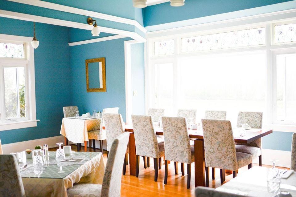 Dashwood Manor Seaside Bed & Breakfast Hotel in Victoria