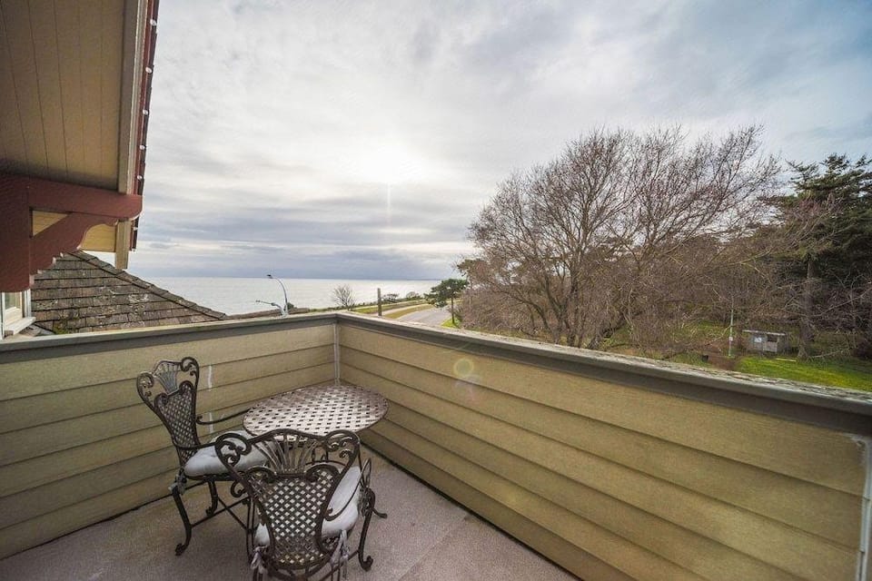 Dashwood Manor Seaside Bed & Breakfast Hotel in Victoria