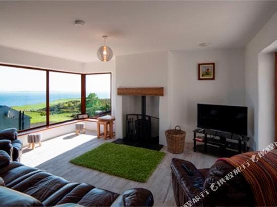 Kinbane Self Catering Cottages - 'Makem's Cottage' Hotel in Northern Ireland