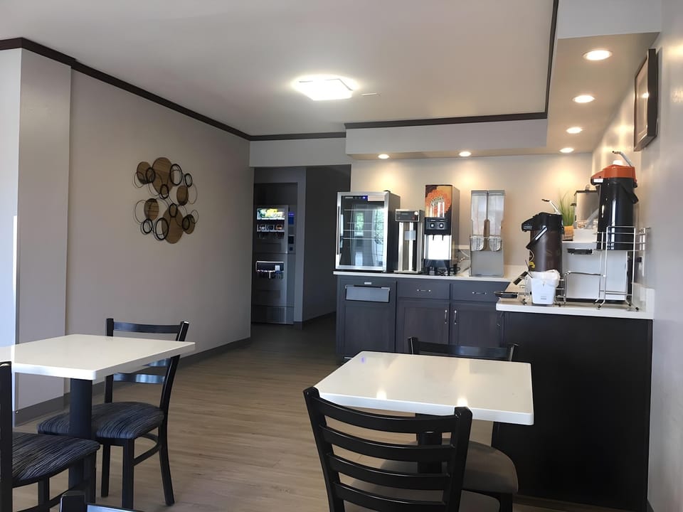 Super 8 by Wyndham Neosho Hotel in Ozark Mountains