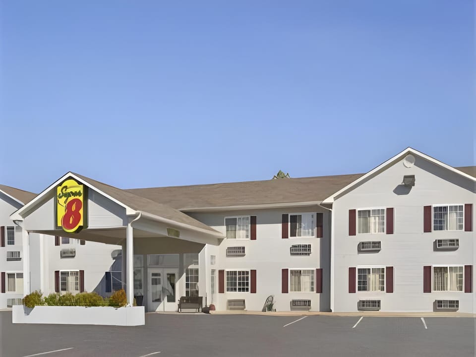 Super 8 by Wyndham Neosho Hotel in Ozark Mountains