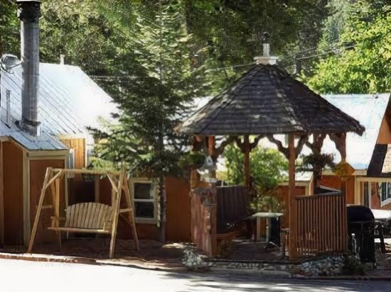 Sleepy Hollow Cabins & Hotel Hotel in Crestline