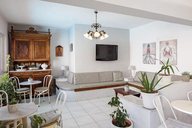 Kasteli Studios & Apartments Hotel in Panormos in Rethymno