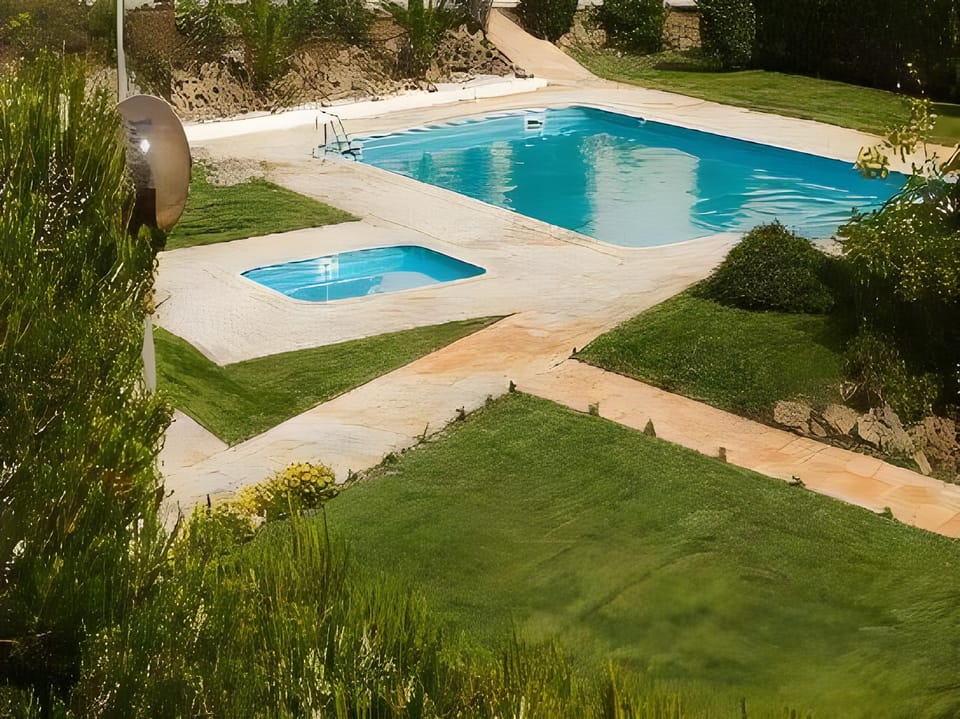 Ericeira Chill Hill Hostel & Private Rooms - Peach Garden Hotel in Ericeira