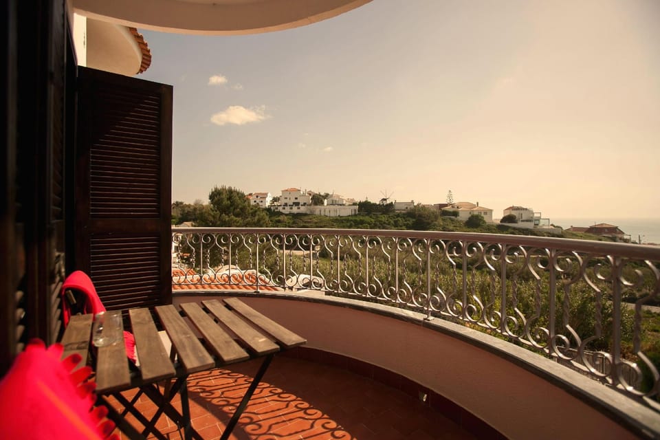 Ericeira Chill Hill Hostel & Private Rooms - Peach Garden Hotel in Ericeira