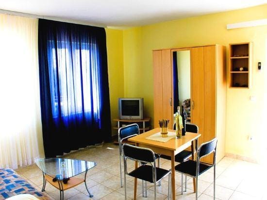Apartments Niko Hotel in Okrug Gornji