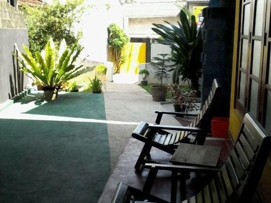Malika's Yellow House Hotel in Hikkaduwa