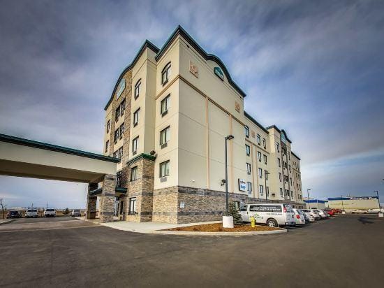 Revolution Hotel Hotel in Leduc