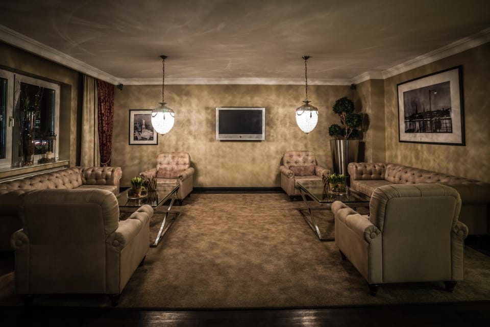 Shared lounge/TV area