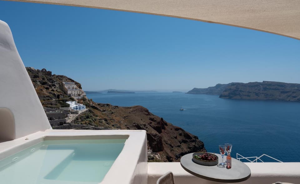 The Architect's Cave House Hotel in Oia