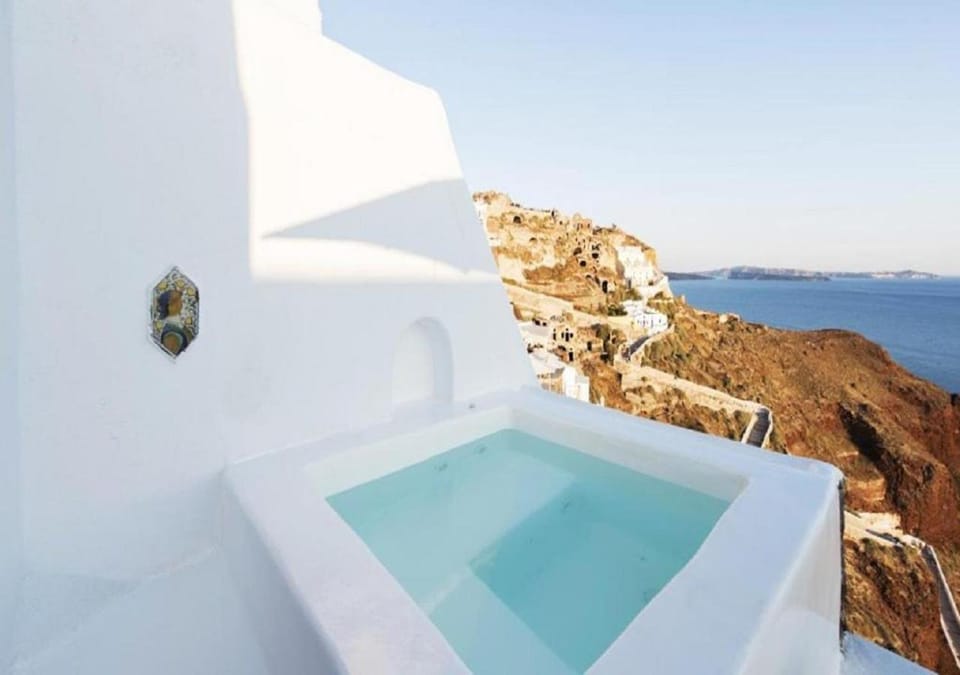 The Architect's Cave House Hotel in Oia