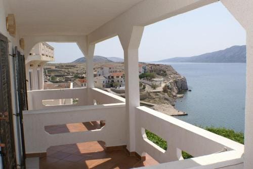 Apartments and rooms by the sea Zubovici, Pag - 4065 Hotel in Zadar County