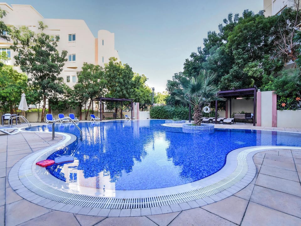 Swimming pool [outdoor]