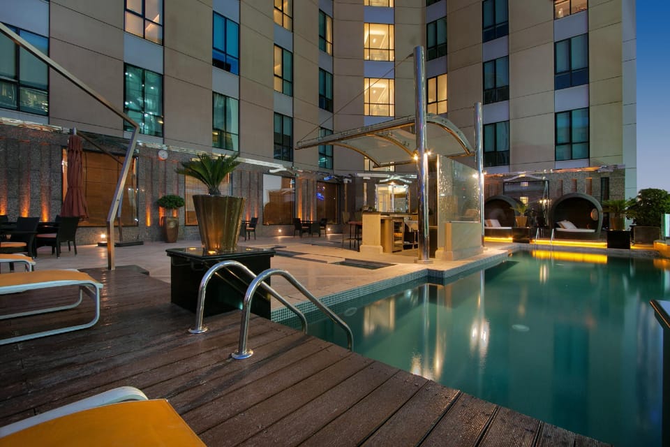 Swimming pool [outdoor]