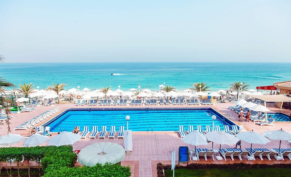 Swimming pool [outdoor]