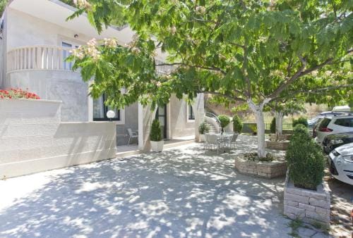 Apartments and rooms by the sea Brela, Makarska - 6056 Hotel in Brela