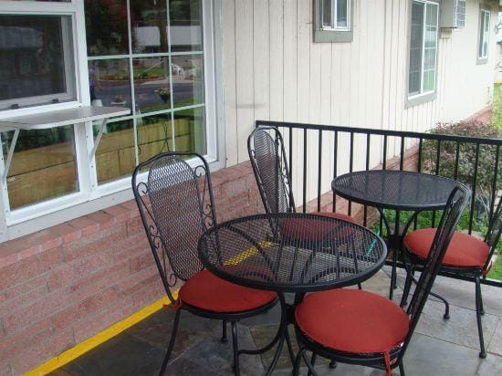 Cascade Lodge Hotel in Bend