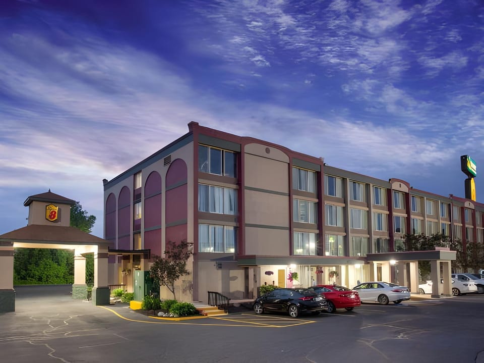 Super 8 by Wyndham Mountain View Hotel in Los Altos