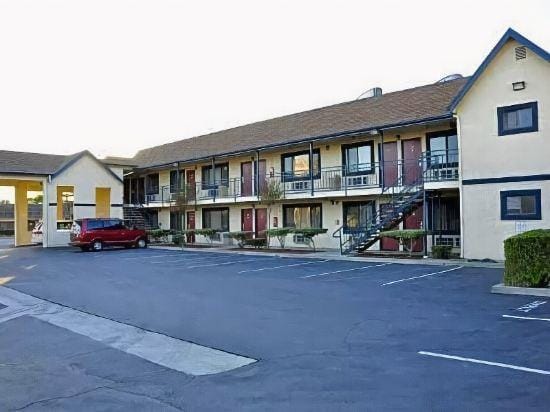 Luxury Inn Hotel in Santa Fe Springs
