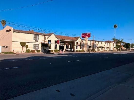 Luxury Inn Hotel in Santa Fe Springs