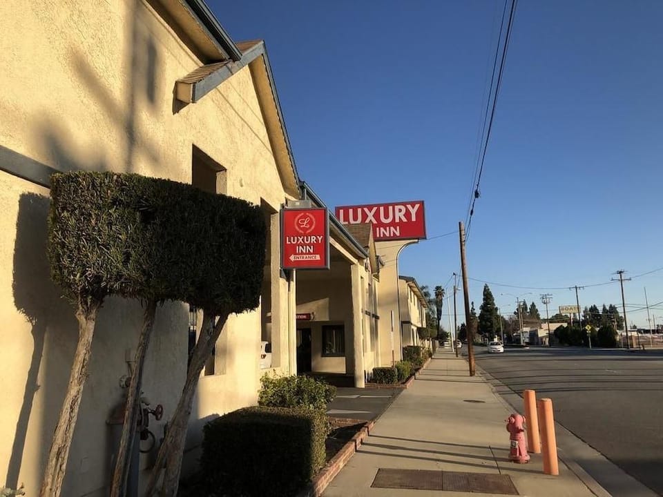 Luxury Inn Hotel in Santa Fe Springs