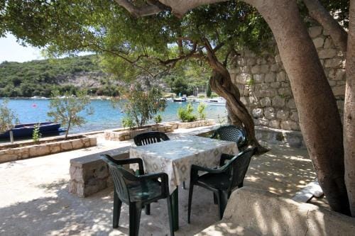 Triple Room Zaton Mali 8997d Hotel in Dubrovnik-Neretva County