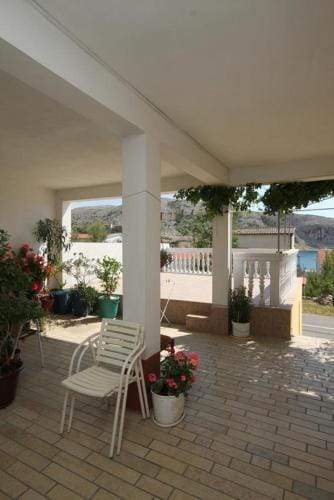 Apartments and rooms by the sea Metajna, Pag - 6496 Hotel in Zadar County