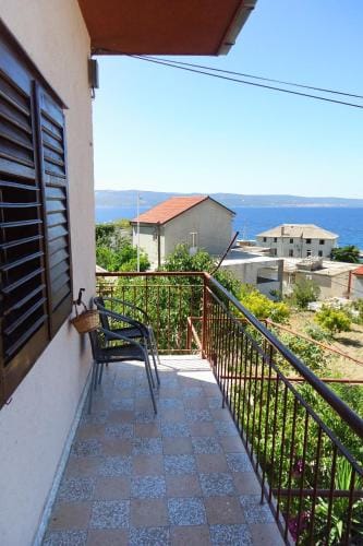Apartments and rooms by the sea Sumpetar, Omis - 2099 Hotel in Split-Dalmatia County