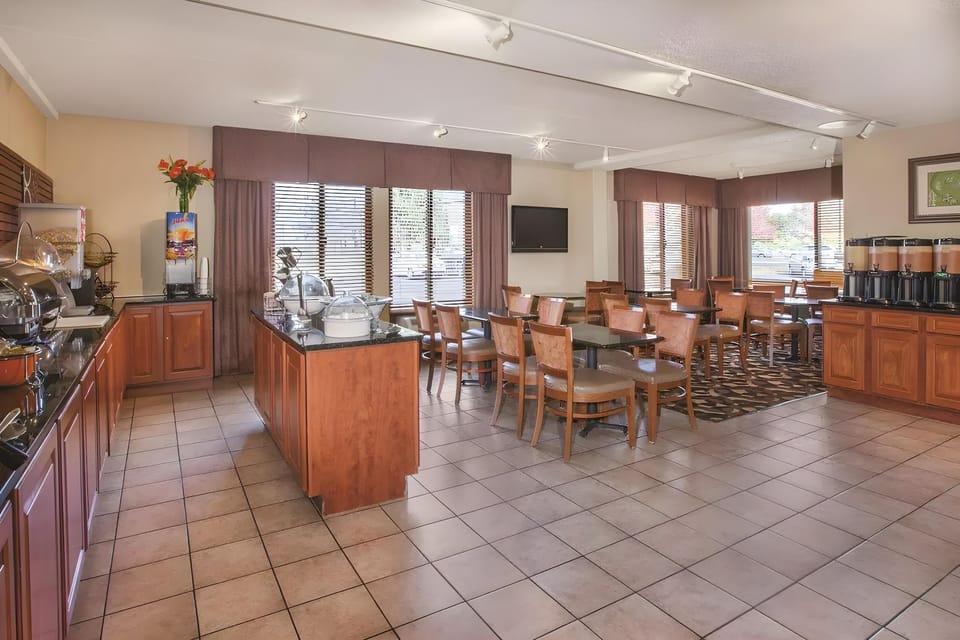 Country Inn & Suites by Radisson, Canton Near Hall of Fame Hotel in North Canton