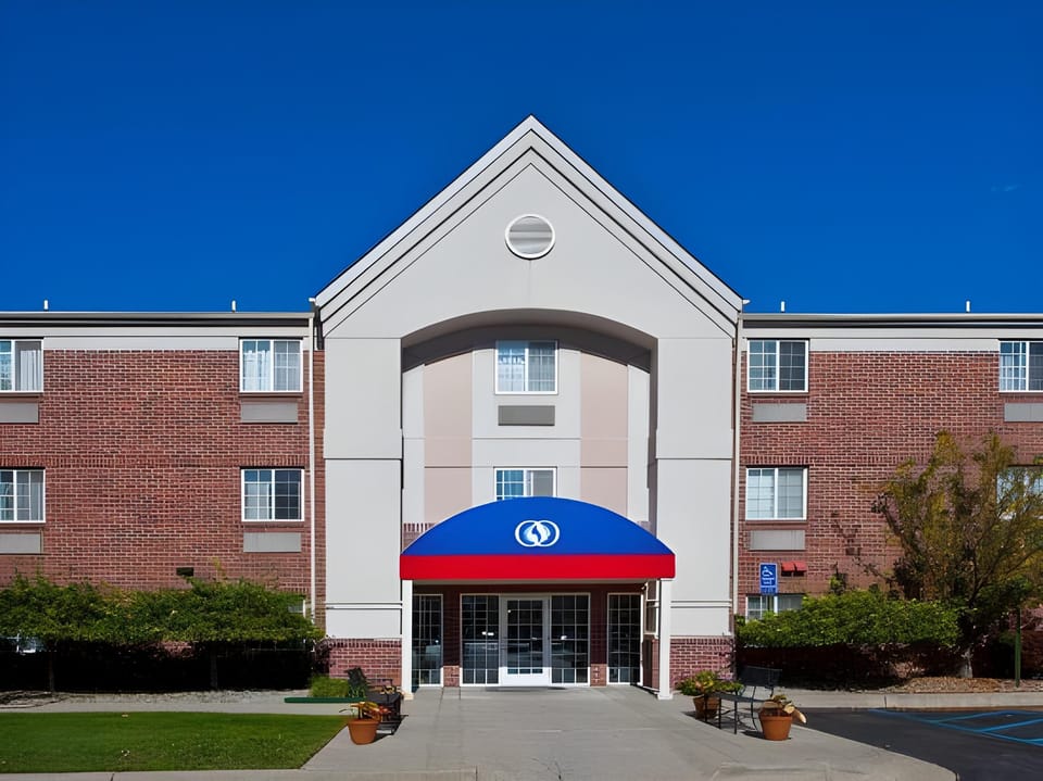 Sonesta Simply Suites Detroit Southfield Hotel in Southfield