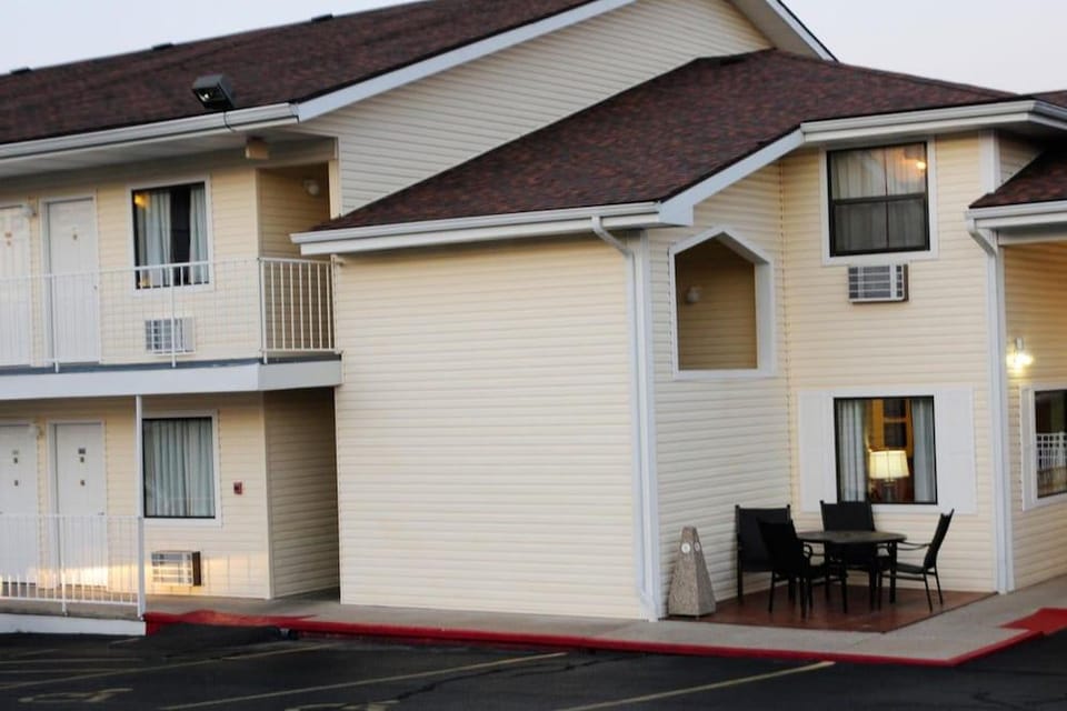 Whispering Hills Inn Hotel in Branson