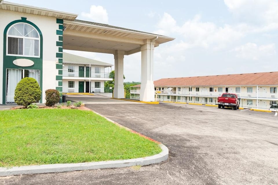 Evergreen Inn Hotel in Branson