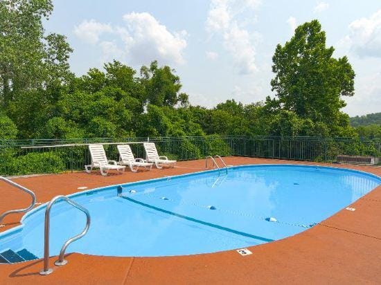 Evergreen Inn Hotel in Branson