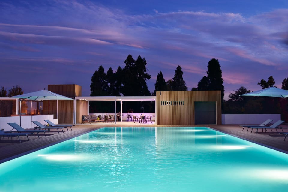 Swimming pool [outdoor]