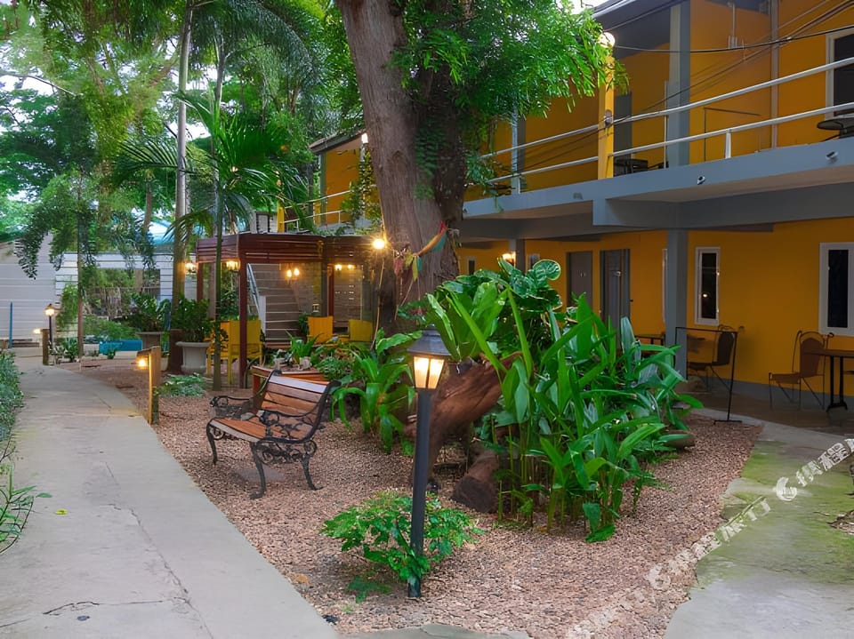 Saikaew Villa 65 Hotel in Phe