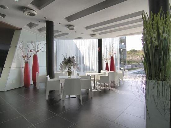 Aparthotel Four Elements Suites Hotel in Salou