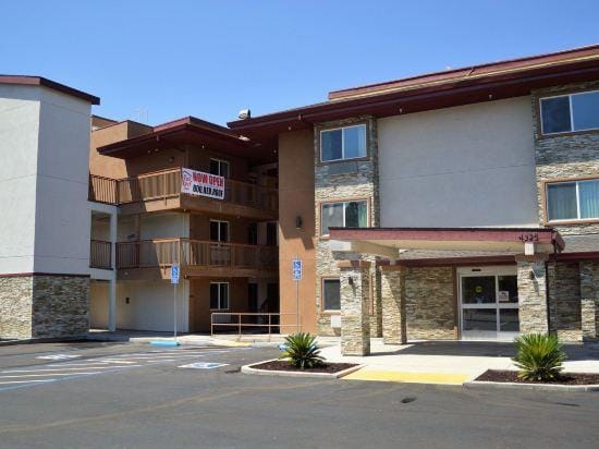 Red Roof Inn & Suites Sacramento North Hotel in North Highlands
