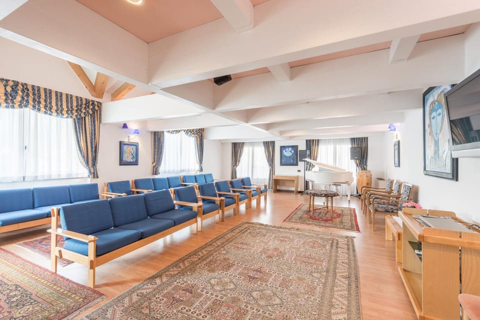 Shared lounge/TV area