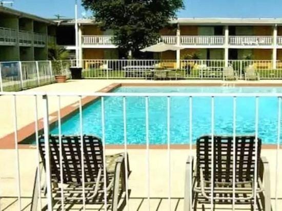Mid Towne Inn & Suites Hotel in Windcrest