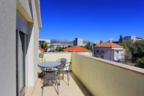Apartments and rooms with parking space Split - 11623 Hotel in Split