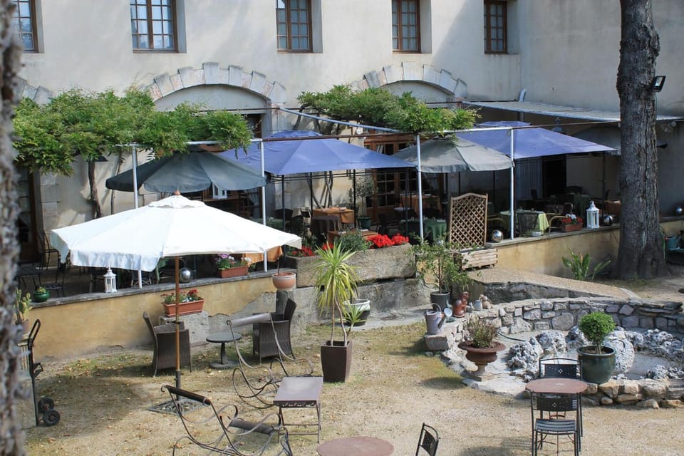 Hotel et Restaurant Le Manoir - Echangeur A7-A9 - 24h-24h Hotel in Provence-Alpes-Côte d'Azur