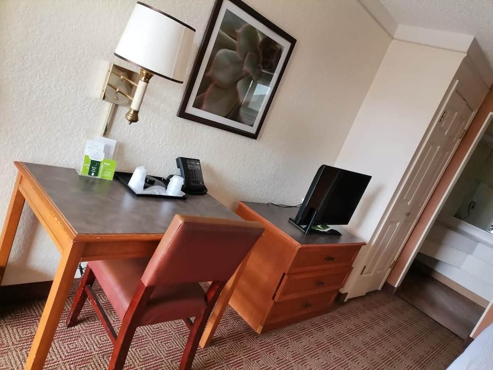 Super 8 by Wyndham San Antonio Near SeaWorld Ingram Park Hotel in San Antonio