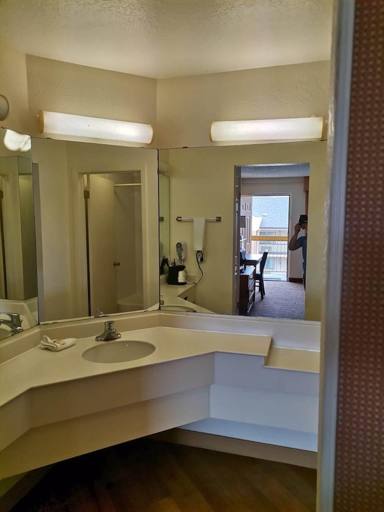 Super 8 by Wyndham San Antonio Near SeaWorld Ingram Park Hotel in San Antonio