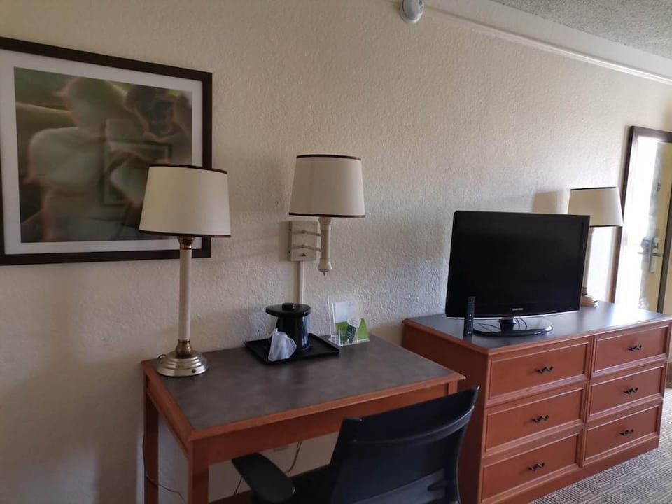 Super 8 by Wyndham San Antonio Near SeaWorld Ingram Park Hotel in San Antonio
